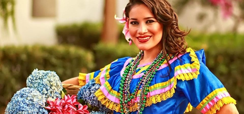 Nicaragua_Frau in festlicher traditioneller Kleidung mit Blumenkorb_Reisen Nicaragua_Frau in festlicher traditioneller Kleidung mit Blumenkorb_Reisen